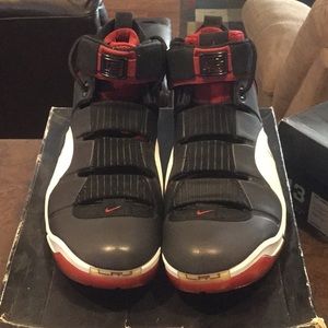 Zoom Lebron IV: Black, Red and White (314647-011)